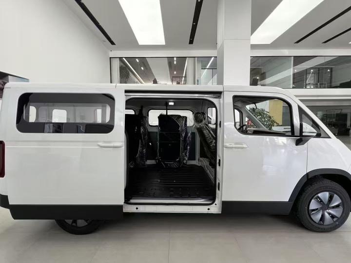 i7 2025 Short Wheelbase FWD 41.86kWh 6-Seater photo 4