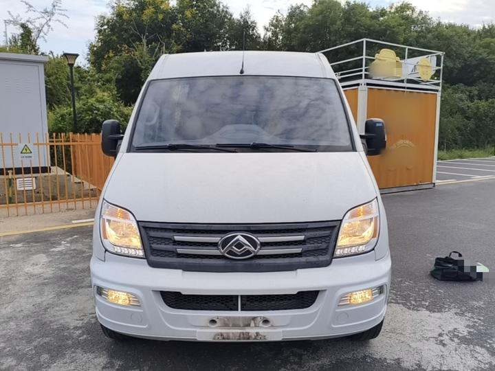 MAXUS V80 2021 2.0T MT Classic Long Wheelbase 6/7/8/9-Seater photo 2