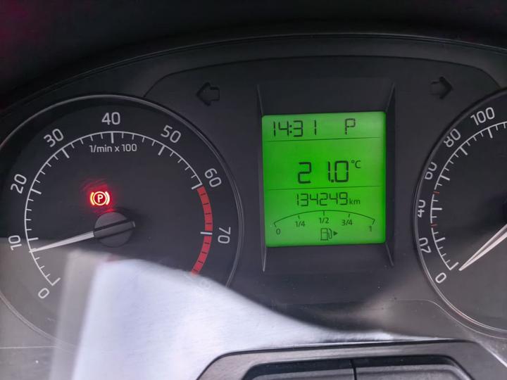 Rapid 2015 1.6L AT photo 8