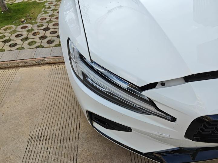 S60 2024 B5 Sport photo 7