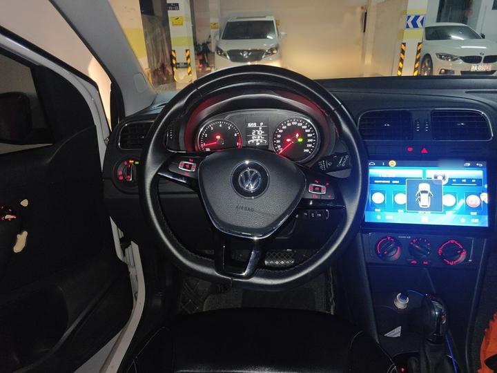Polo 2016 1.6L AT Comfort photo 3