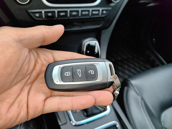 Emgrand 2017 Sedan 1.5L CVT photo 8