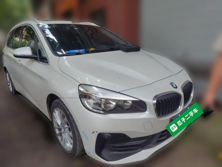 2 Series Wagon 2018 220i Leading photo 3