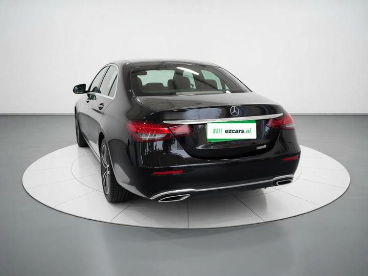E-Class EV 2022 E 350 e L PHEV photo 4