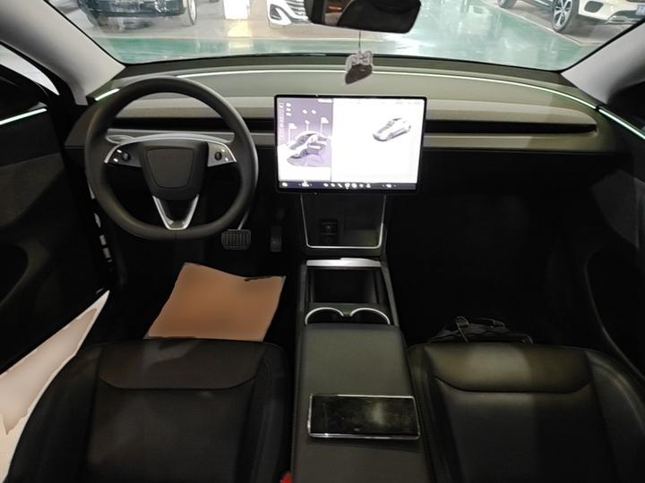 Model Y 2025 RWD photo 5