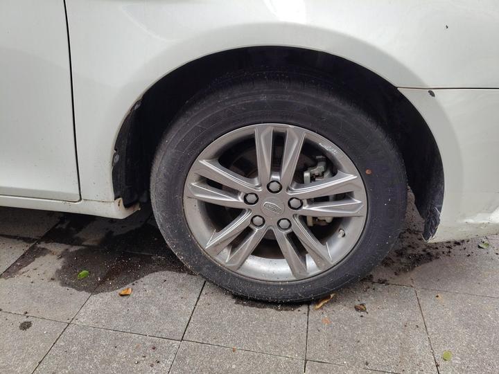 Emgrand 2017 Sedan 1.5L CVT photo 8