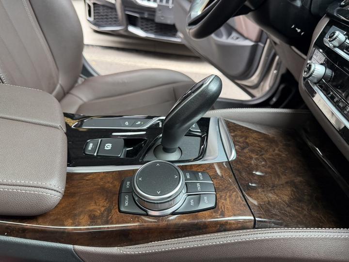5 Series 2019 525Li Luxury photo 5