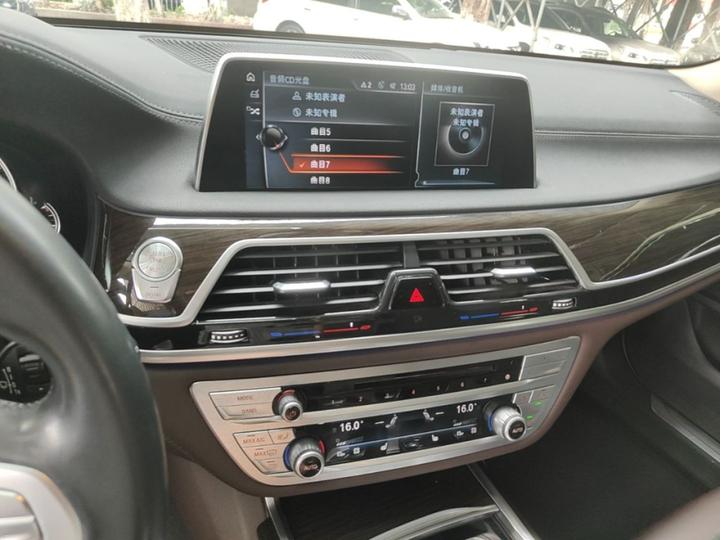 7 Series 2016 730Li Leading photo 4