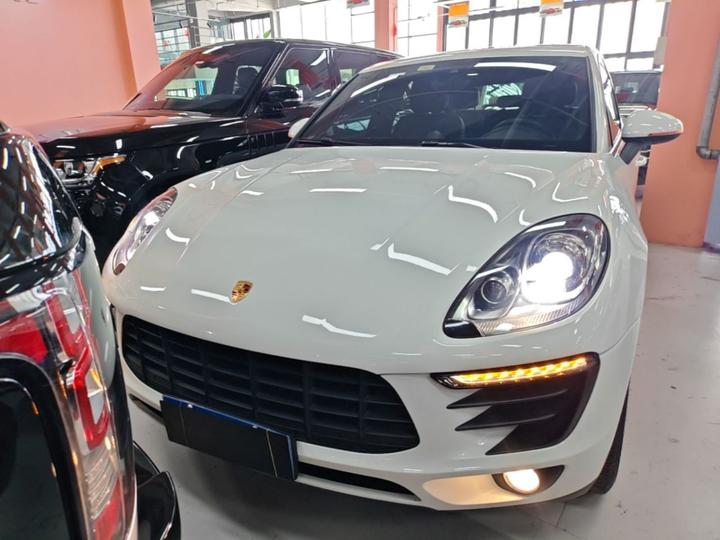 2017 Macan 2.0T photo 2