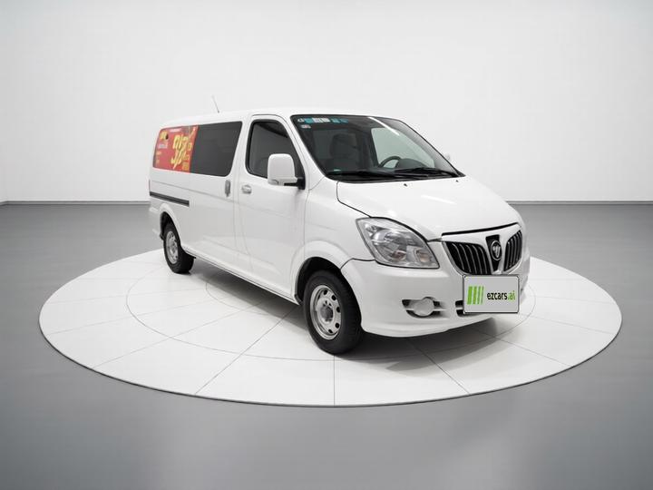 E 2017 2.0L Long Wheelbase 4Q20M photo 3