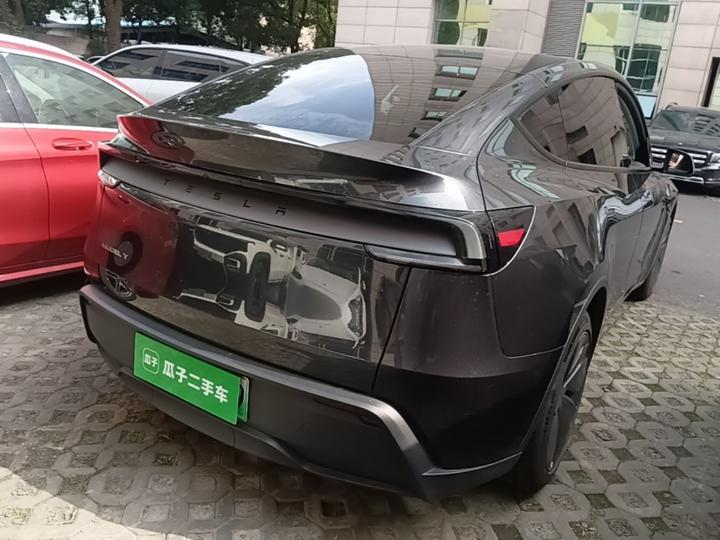 Model Y 2025 RWD photo 4