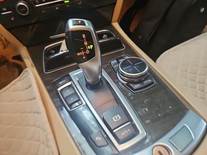 7 Series 2013 730Li Leading photo 6