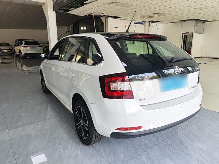 Rapid Spaceback 2016 Facelift 1.6L AT photo 4