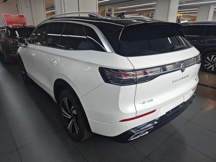 2023 380TSI AWD R-Line photo 4
