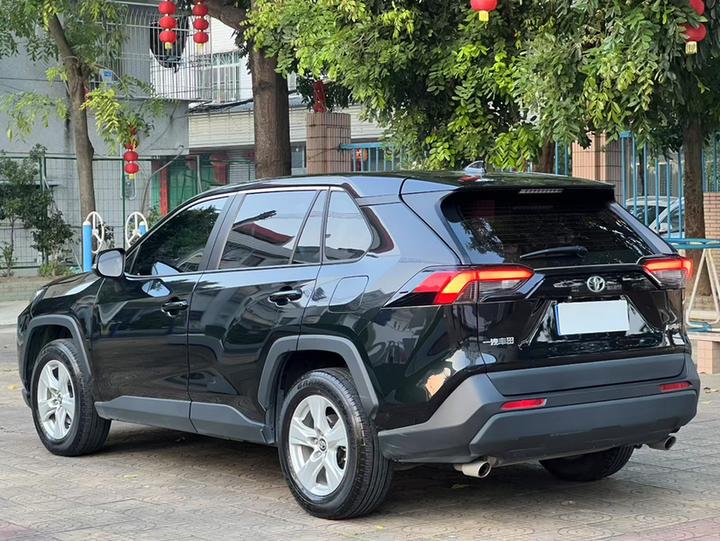 RAV4 2022 2.0L CVT RWD photo 4