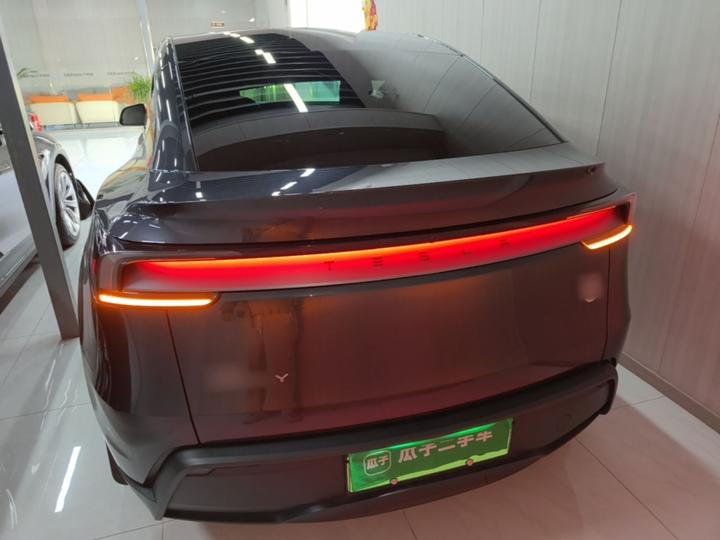Model Y 2025 RWD Launch Edition photo 5