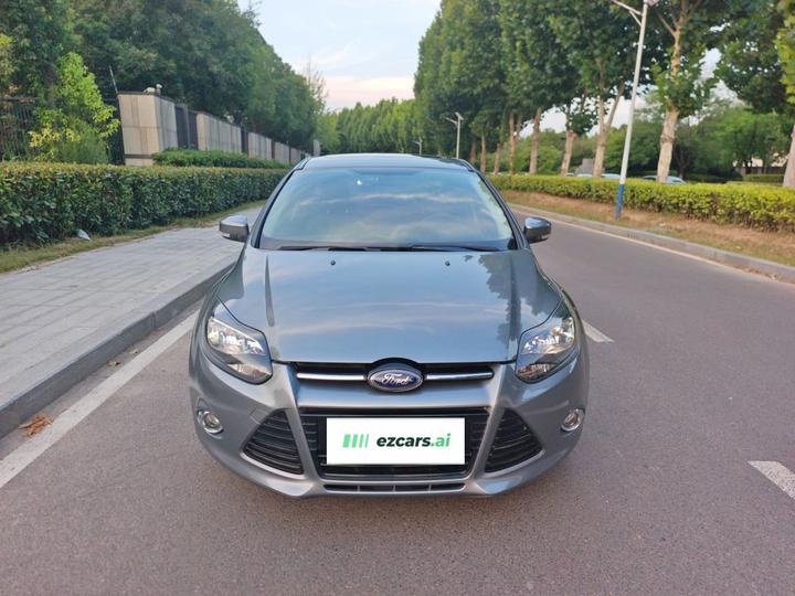 Focus 2012 Hatchback 2.0L AT Luxury Sport photo 2