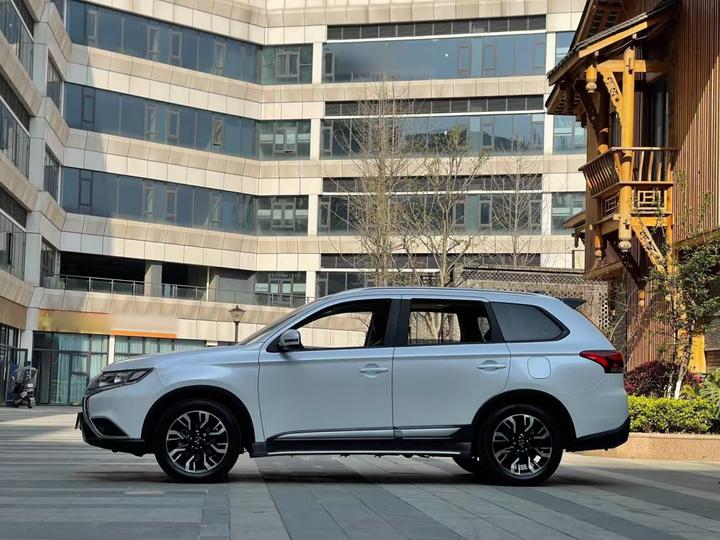 Outlander 2020 2.0L RWD Enjoy 5-Seater photo 3