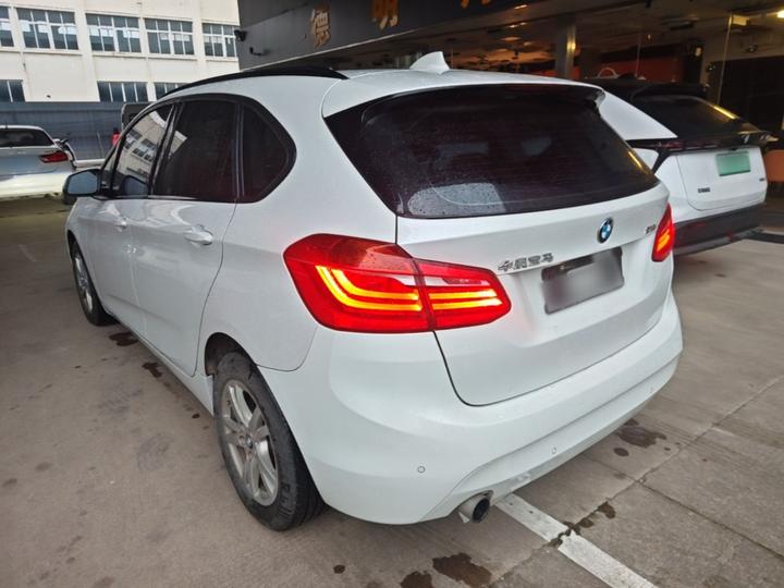 2 Series Wagon 2016 218i Leading photo 4