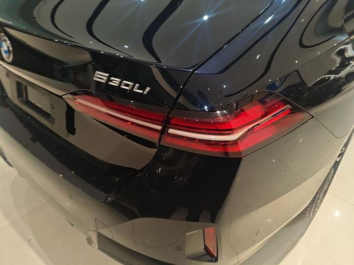 5 Series 2026 530Li Leading M Sport Package photo 7