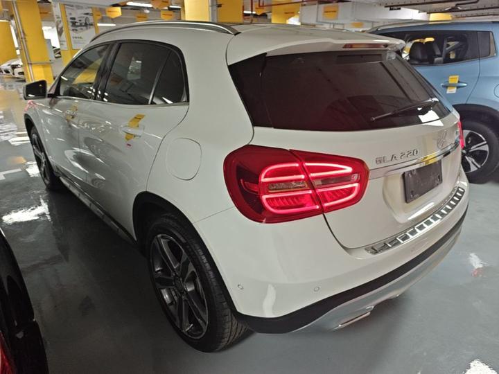 GLA 2016 GLA 220 4MATIC Luxury photo 4