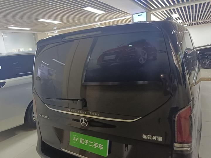 V-Class 2024 V 300 L Long Wheelbase Luxury photo 3