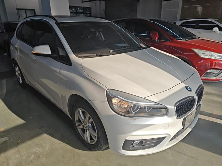 2 Series Wagon 2016 218i Leading photo 3