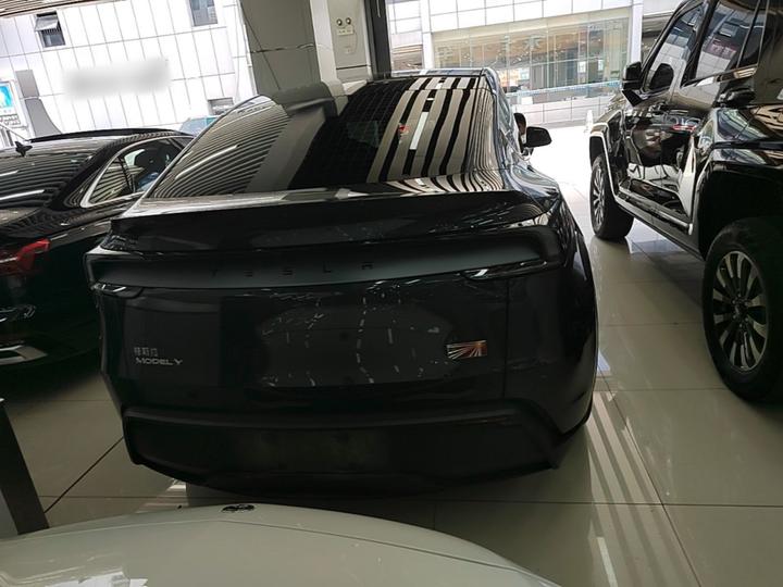 Model Y 2025 RWD Launch Edition photo 3