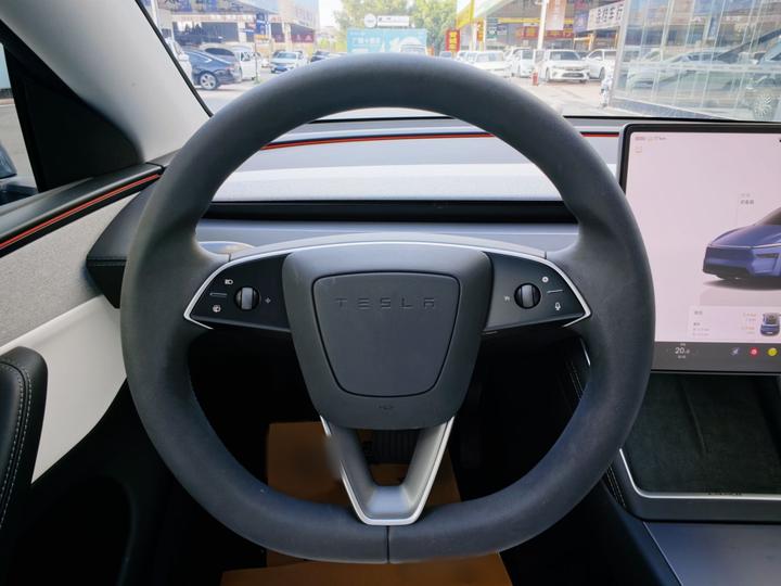 Model Y 2025 RWD Launch Edition photo 3