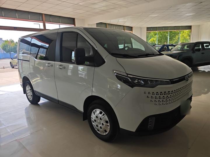 MAXUS V70 2023 2.0T Elite AT Short Wheelbase 5/6-Seater photo 3