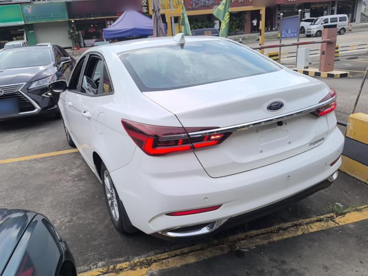 Escort 2021 1.5L AT Platinum photo 4