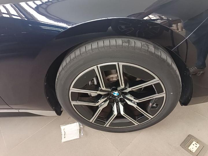7 Series 2023 735Li M Sport Package photo 8