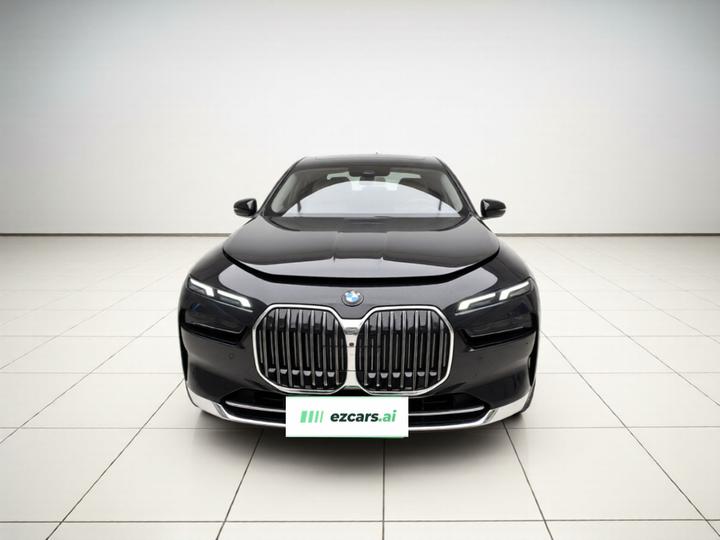 7 Series 2023 735Li Luxury photo 2