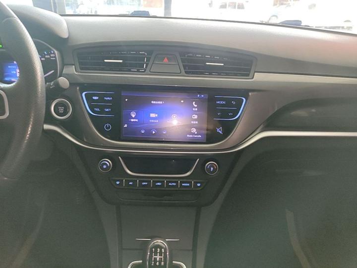 Emgrand 2017 Sedan 1.5L MT photo 8