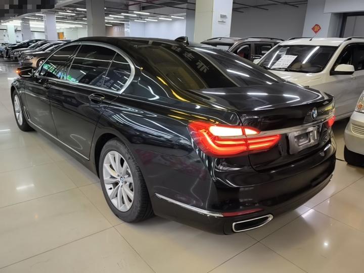 7 Series 2016 730Li Leading photo 4