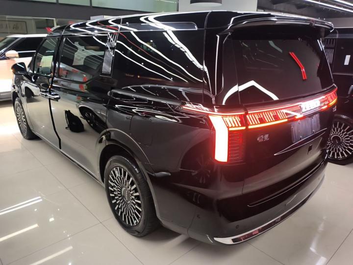 009 2024 6-Seater Executive AWD 108kWh photo 4