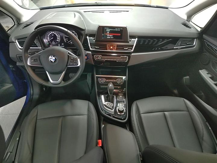 2 Series Wagon 2018 218i Leading photo 5