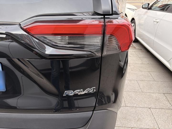RAV4 2022 2.0L CVT RWD photo 2