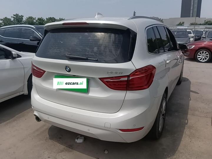 2 Series Wagon 2019 220i Leading photo 4