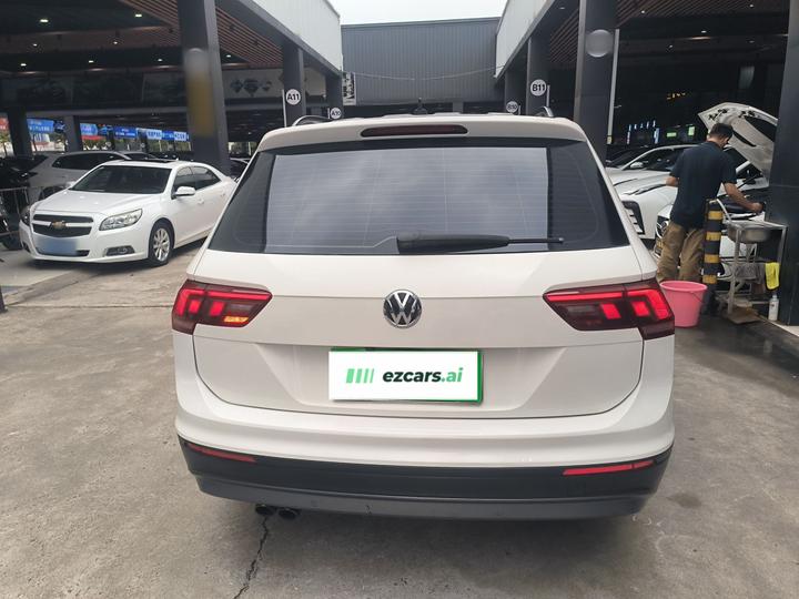 Tiguan L 2017 330TSI AT RWD photo 3