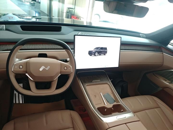 L90 2025 Ultra 6-Seater 85 photo 5