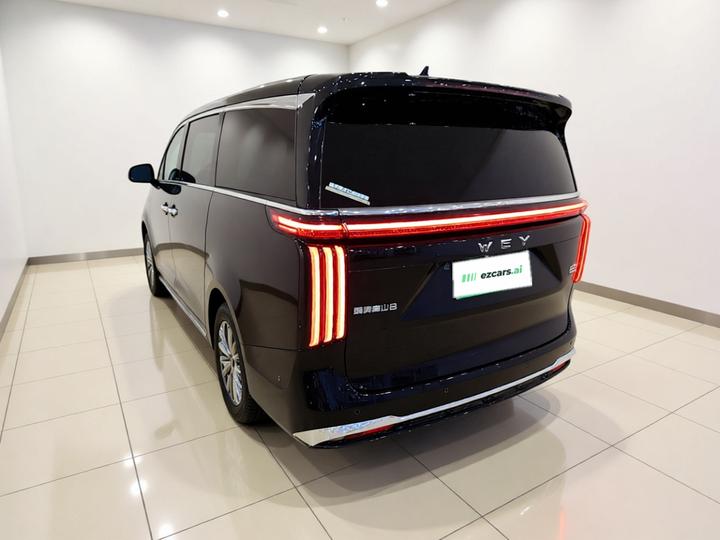 2025 AWD 8 photo 4