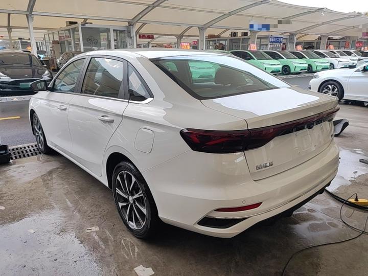 Emgrand 2025 4 1.5L CVT Flagship photo 4
