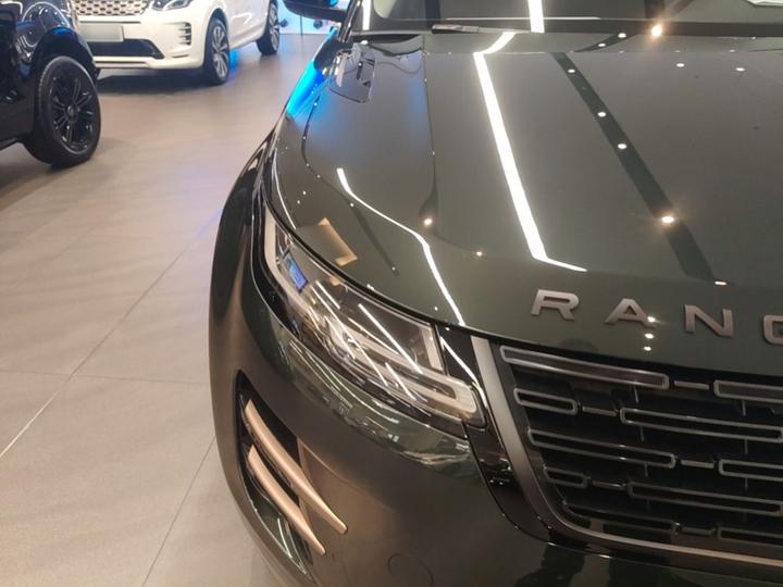 2026 Range Rover Evoque L SE photo 7