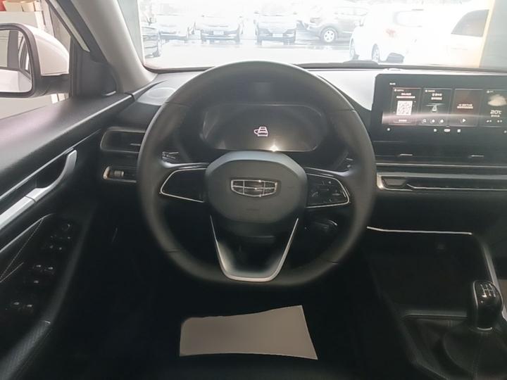Emgrand 2022 4 1.5L MT Luxury photo 6