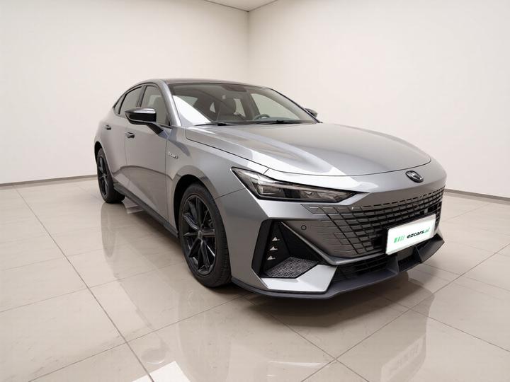 UNI-V 2022 1.5T Premium photo 3