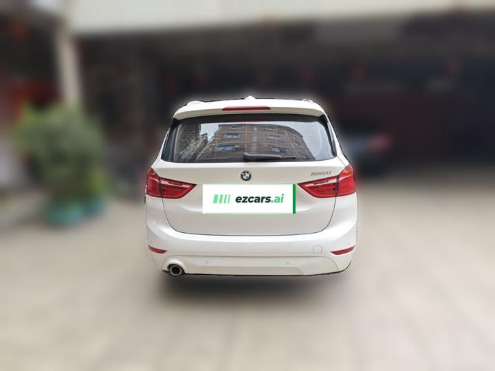 2 Series Wagon 2018 220i Leading photo 5