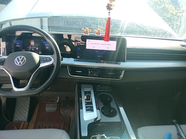 2023 330TSI Luxury photo 8