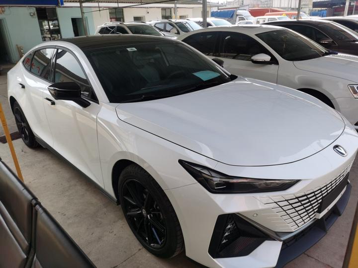 UNI-V 2022 1.5T Premium photo 3