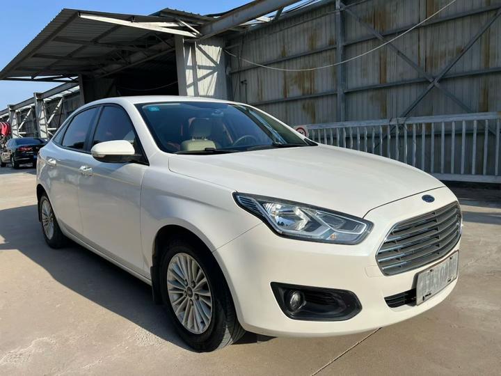 Escort 2015 1.5L MT Comfort photo 3